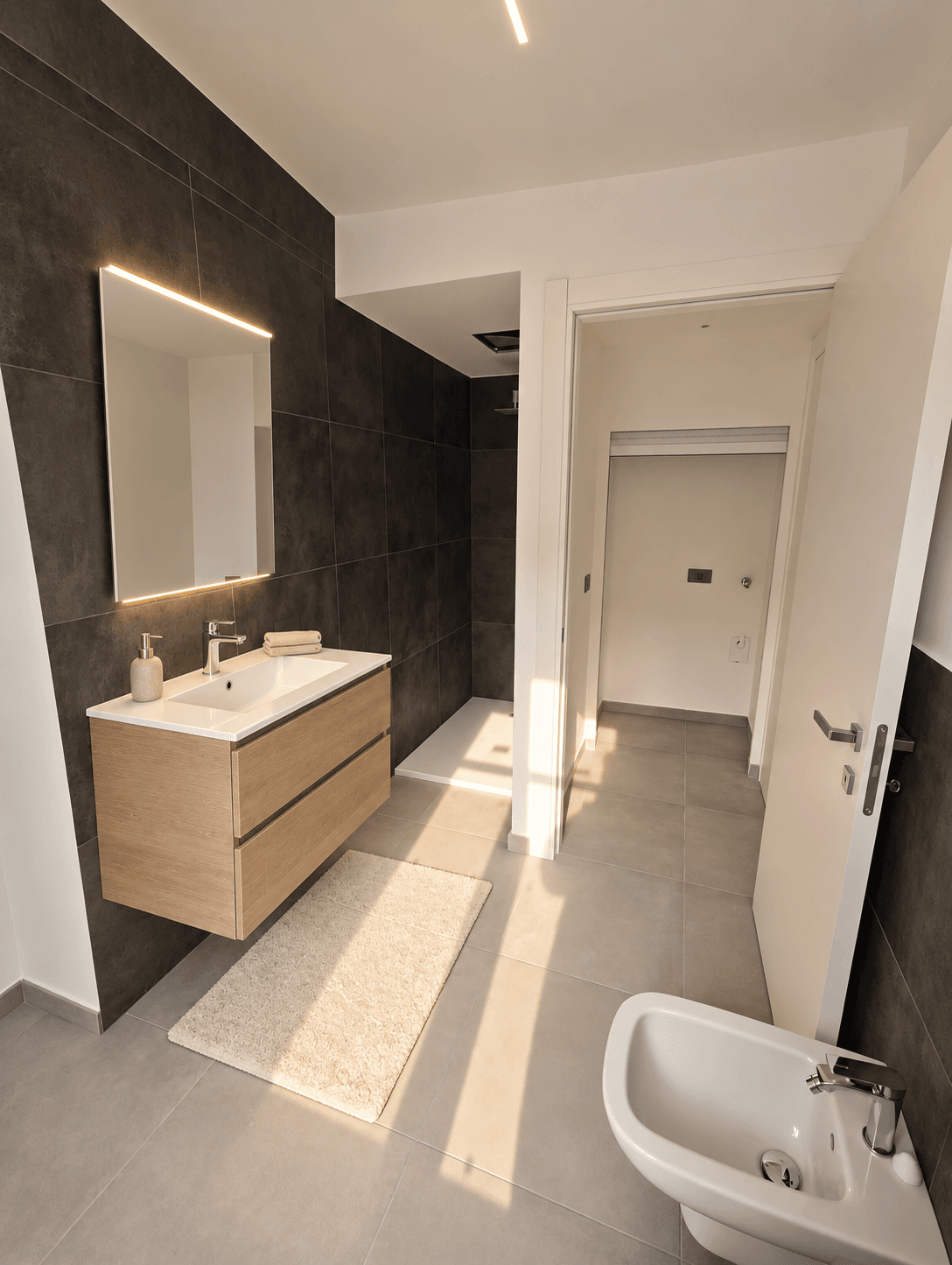 Bagno · verso ingresso e doccia · Appartamento n. 10 · ipotesi di completamento