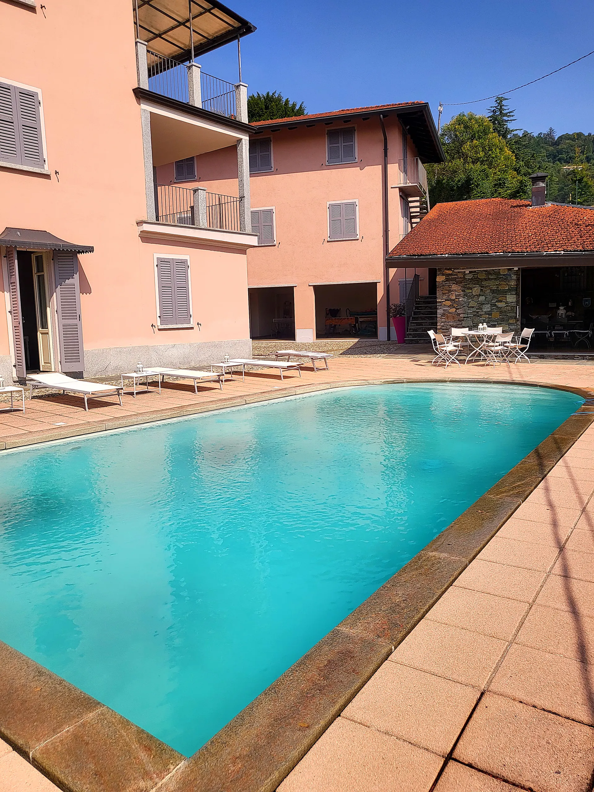 La piscina nella corte interna, tra i due corpi della villa