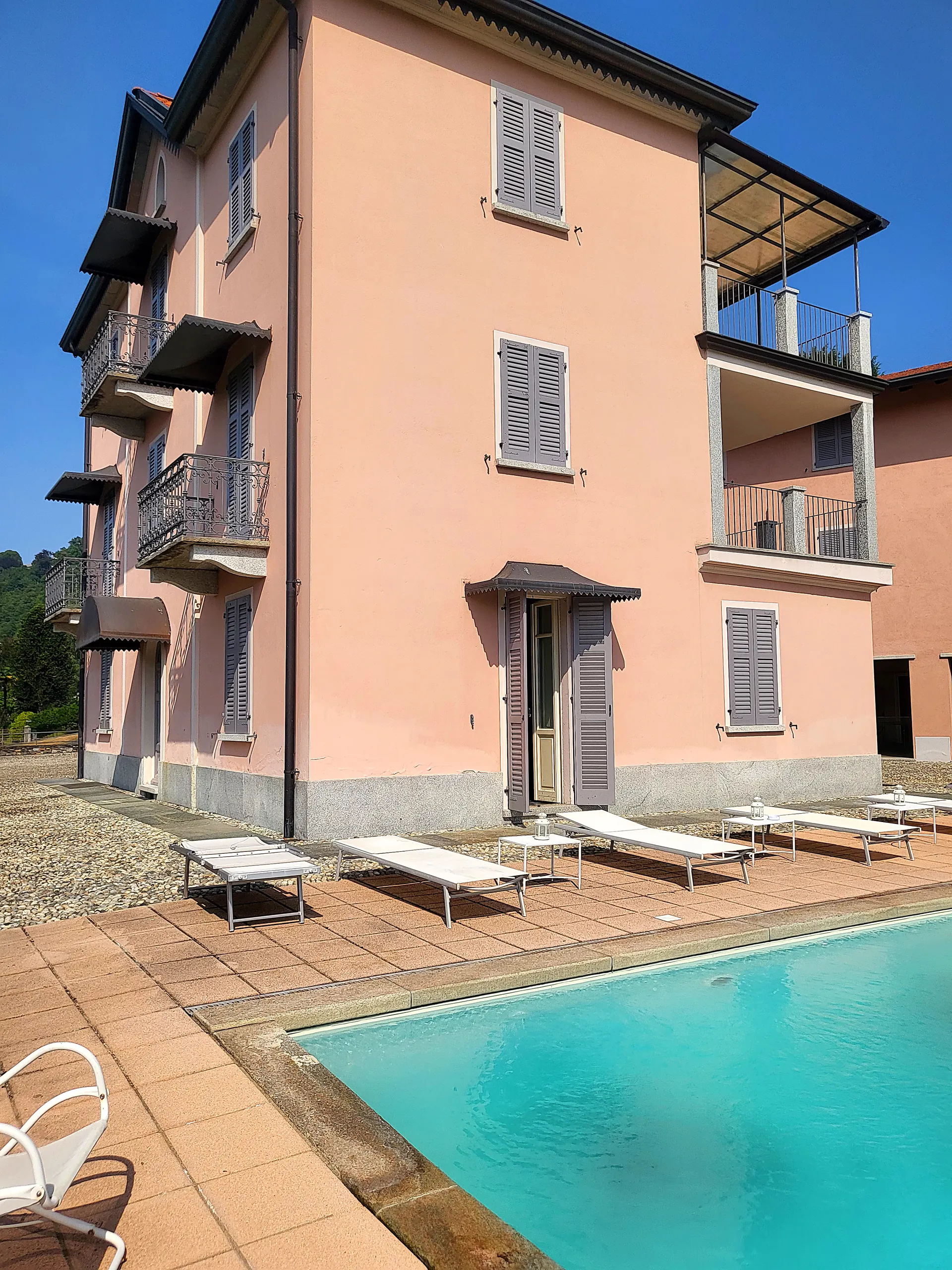 La piscina davanti al corpo centrale