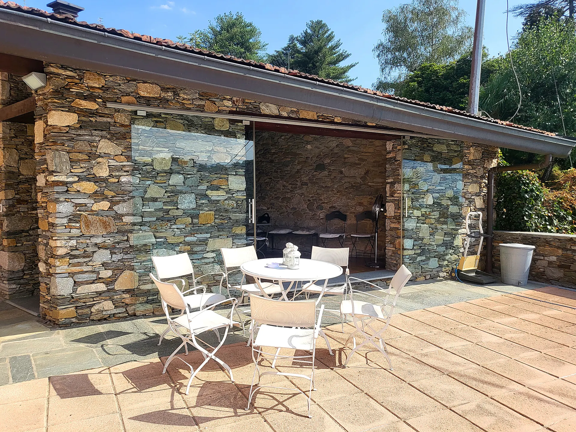 La veranda in sasso a bordo vasca