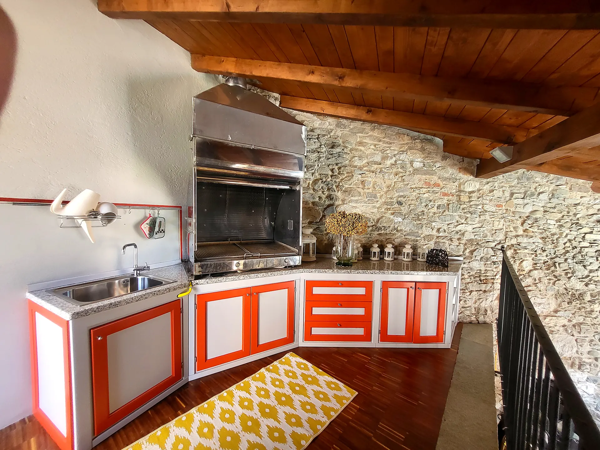 La cucina esterna con barbecue