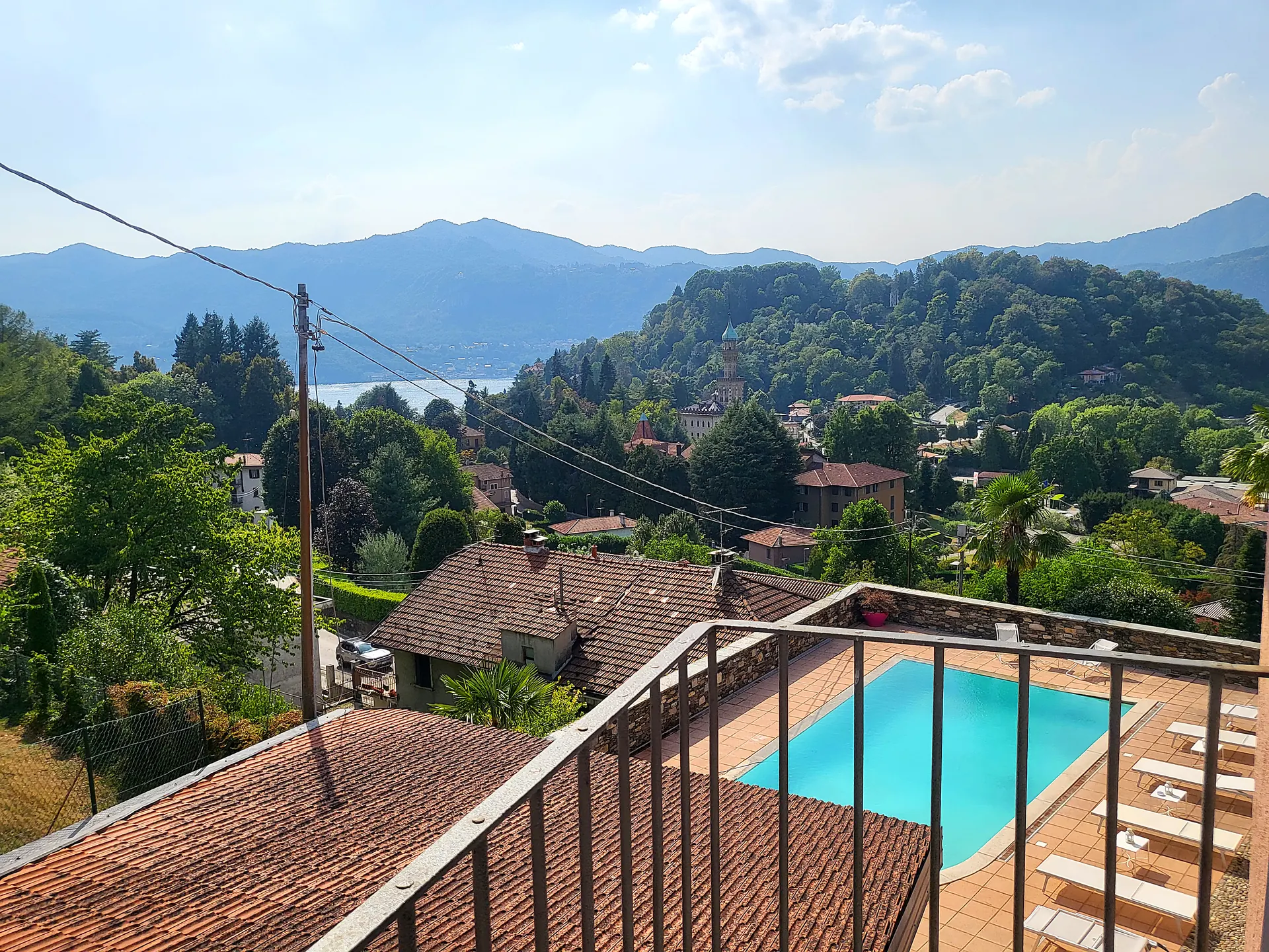 La piscina nella corte, vista dal balcone di un piano alto