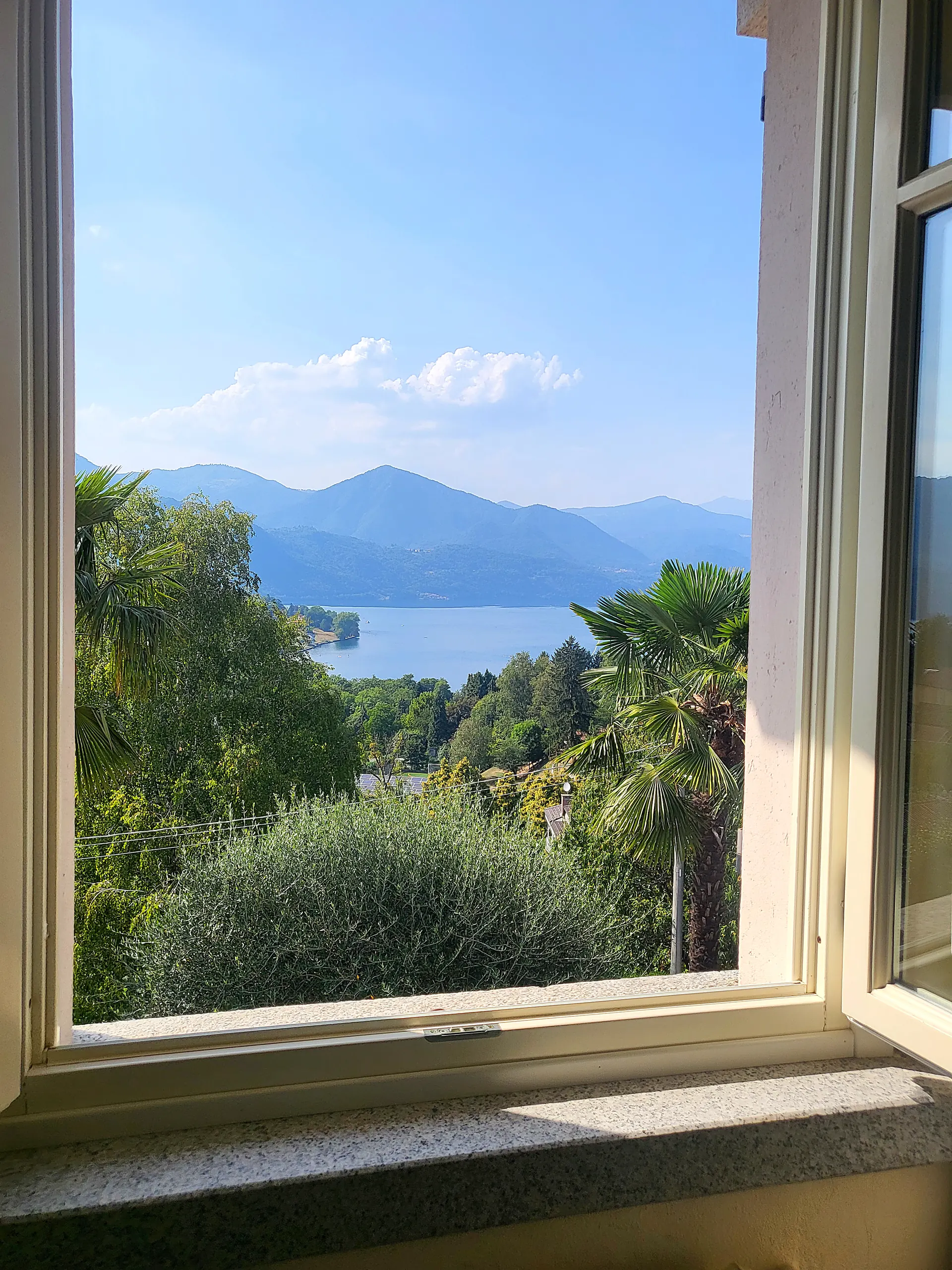 Il lago da una finestra del piano superiore