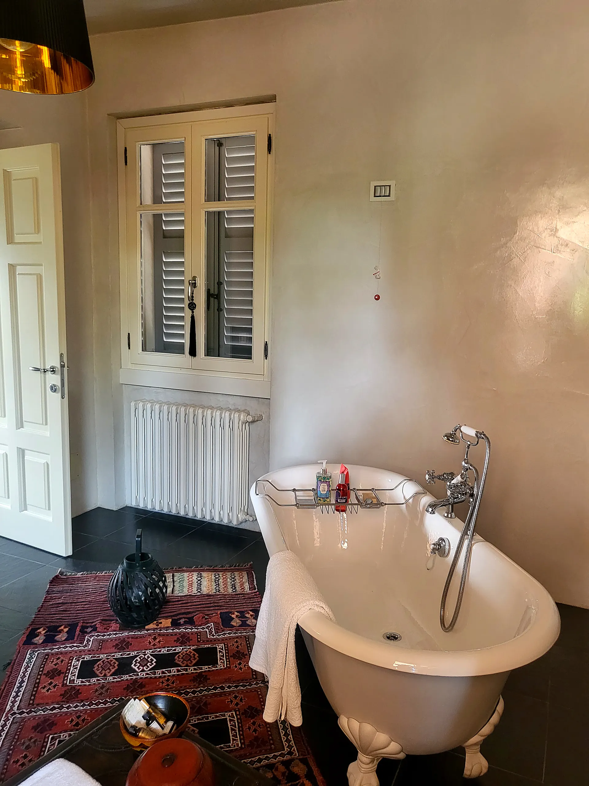 La vasca free standing del bagno padronale