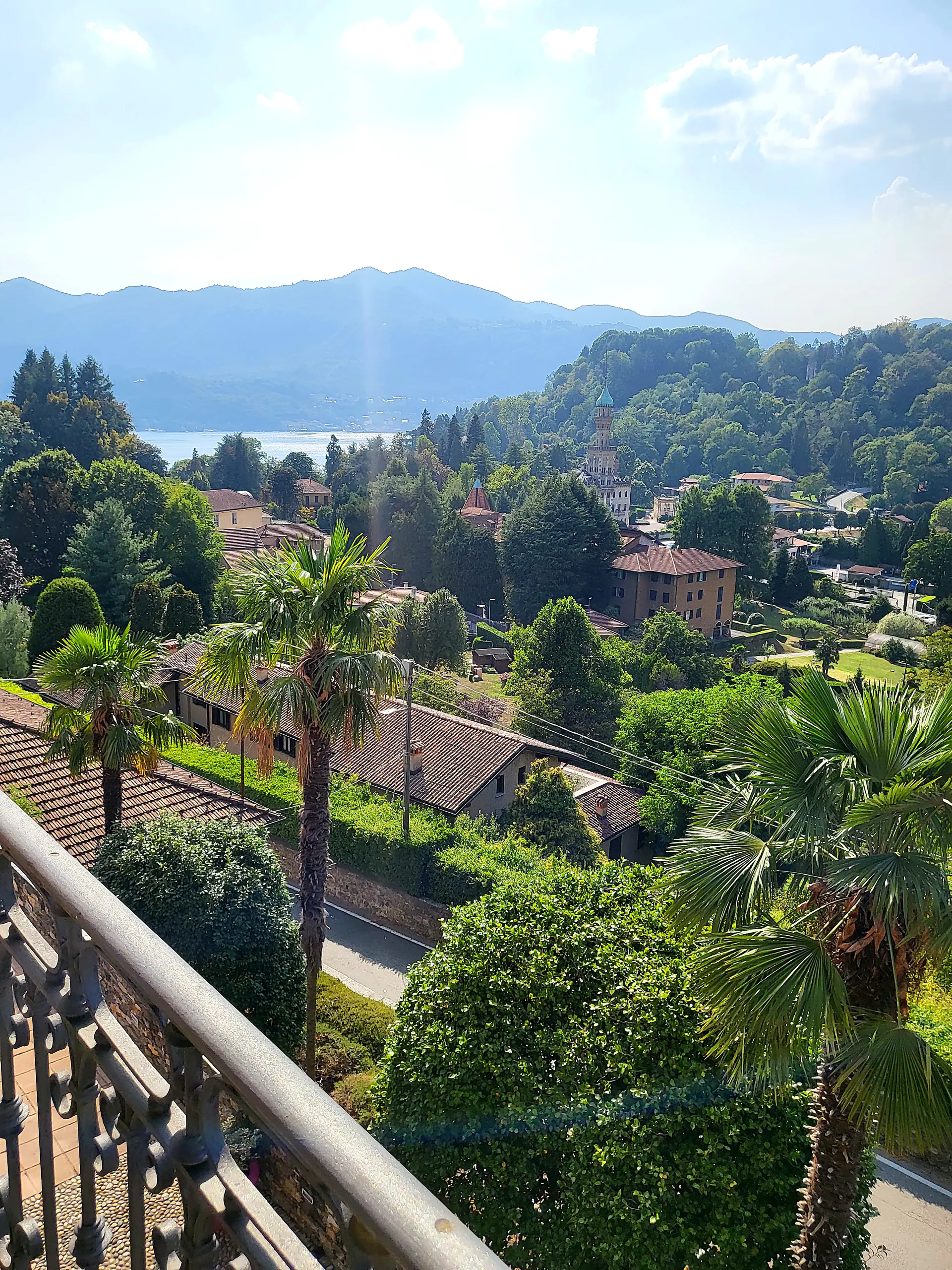 La vista da un balcone del piano alto