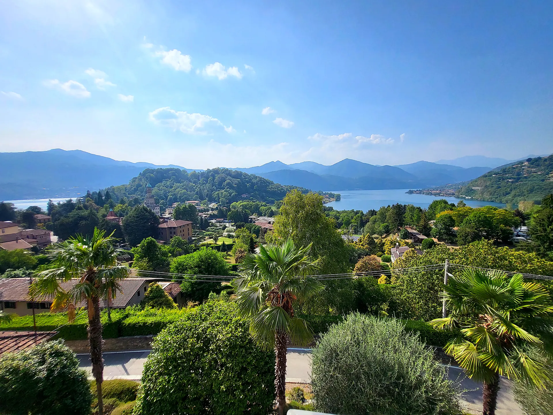 Il lago e le montagne dai piani alti