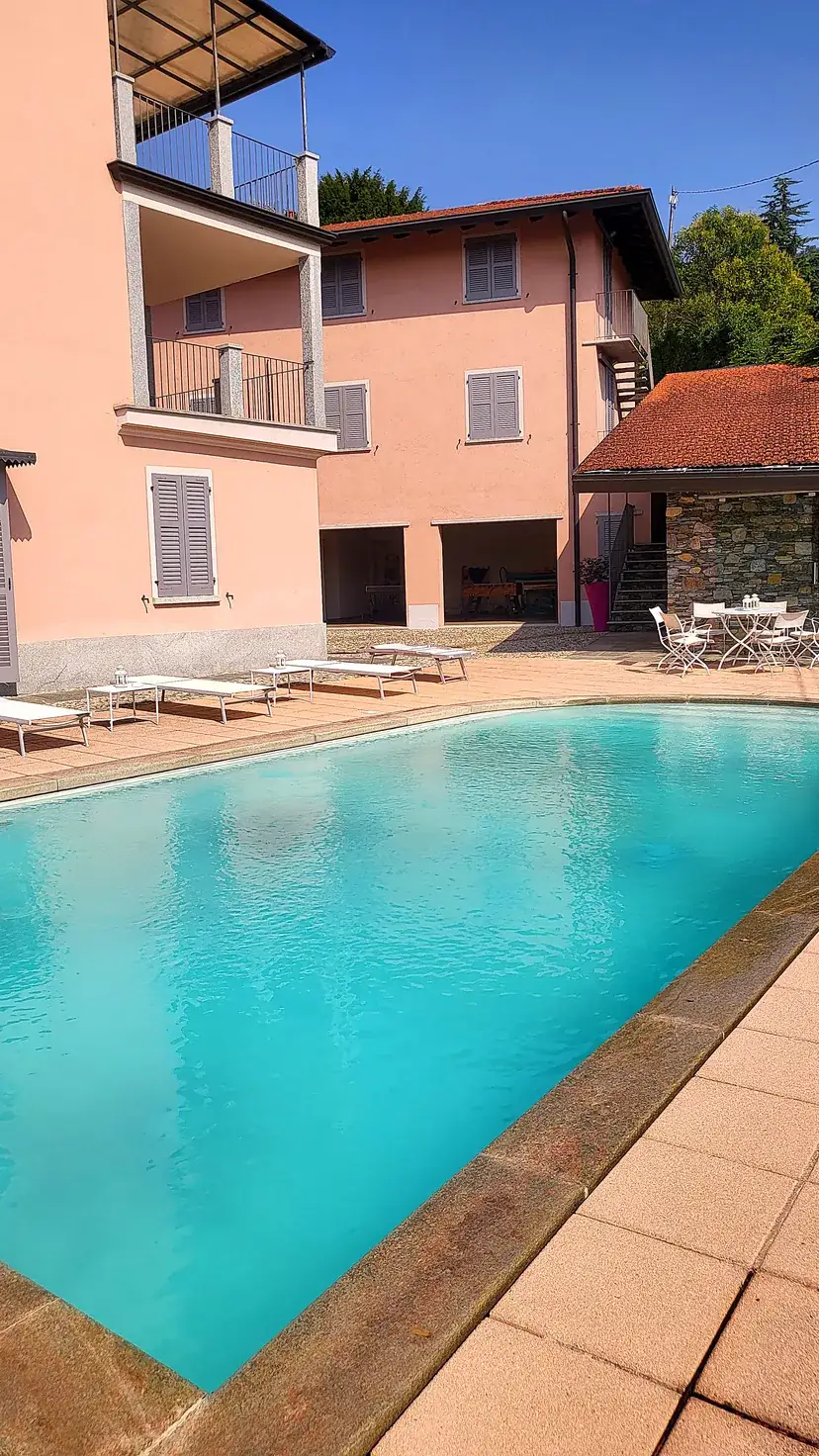 La piscina nella corte interna della villa, a Orta San Giulio